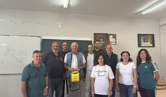 Δύο απινιδωτές σε σχολεία μέσω του Κέντρου Υγείας Μύτικα – Μια δωρεά που μπορεί να σώσει ζωές