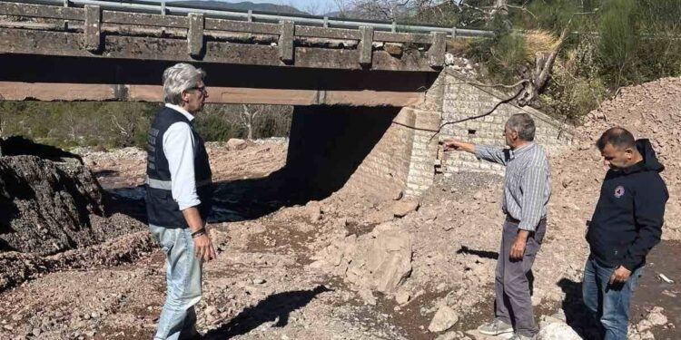 Συνεχίζονται οι παρεμβάσεις σε ρέματα – Μηχανήματα της Περιφέρειας στη Χούνη Αγρινίου