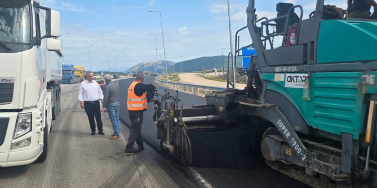 Βόνιτσα – Λευκάδα: Σε εξέλιξη οι εργασίες για τον αντιολισθητικό τάπητα στον οδικό άξονα(βιντεο)
