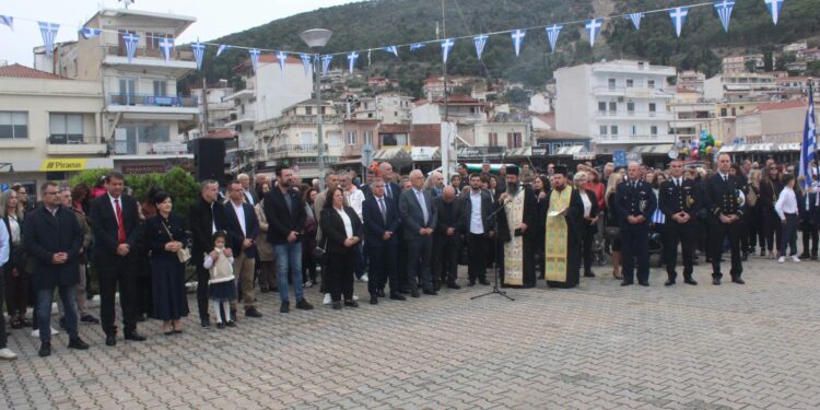 Αμφιλοχία: Με εθνική υπερηφάνεια τιμήθηκε η 28η Οκτωβρίου – Κατάθεση στεφάνων και παρέλαση (ΦΩΤΟ)