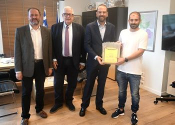 Δωρεά ενός απινιδωτή στην Κοινότητα Αντιρρίου από την Περιφέρεια