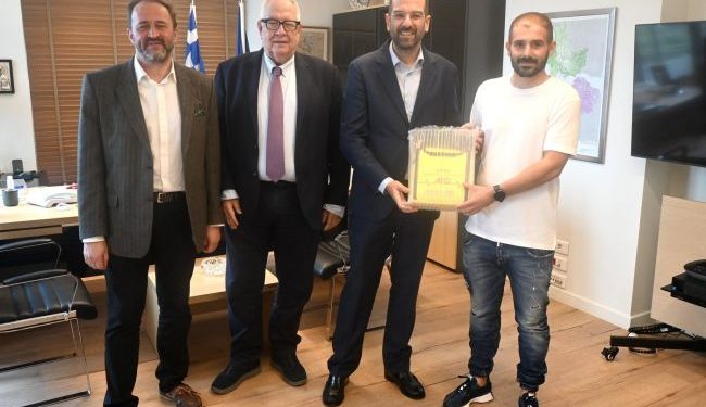 Δωρεά ενός απινιδωτή στην Κοινότητα Αντιρρίου από την Περιφέρεια