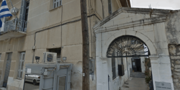 Μεσολόγγι: Κωμικοτραγικές καταστάσεις στο κτίριο-ερείπιο της Αστυνομίας – Πλημμύρισε με λύματα!
