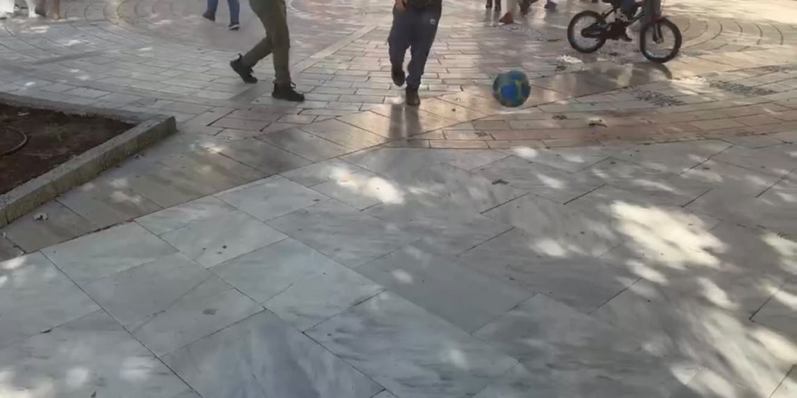 Αγρίνιο: Άναψαν τα αίματα στο Δημοτικό Συμβούλιο για τις μπάλες στις πλατείες – Σκληρή κόντρα Σκουφή με Καψάλη