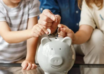Επενδυτικός λογαριασμός για παιδιά με κρατικό μπόνους έως 1.200 ευρώ – Αφορολόγητα φιλοδωρήματα έως 6.000 ευρώ