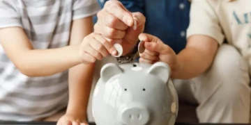 Επενδυτικός λογαριασμός για παιδιά με κρατικό μπόνους έως 1.200 ευρώ – Αφορολόγητα φιλοδωρήματα έως 6.000 ευρώ