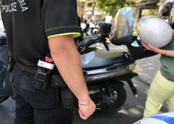 Δεν βάζουμε μυαλό! Δεύτερη πανελλαδικά η Δυτική Ελλάδα στη μη χρήση κράνους – “Βροχή” τα πρόστιμα