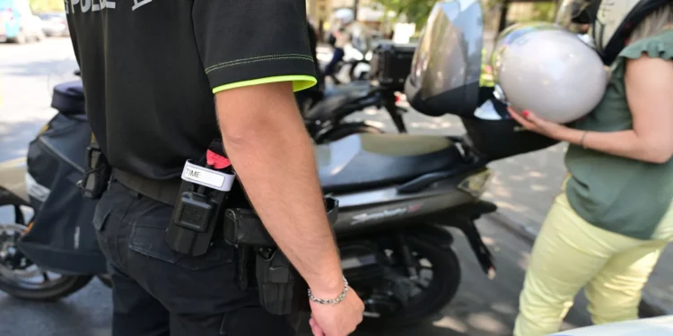 Δεν βάζουμε μυαλό! Δεύτερη πανελλαδικά η Δυτική Ελλάδα στη μη χρήση κράνους – “Βροχή” τα πρόστιμα