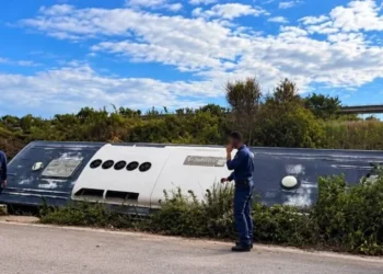Εκτροπή λεωφορείου του Πολεμικού Ναυτικού σε παράδρομο της Ιόνιας Οδού – 13 τραυματίες (ΦΩΤΟ)