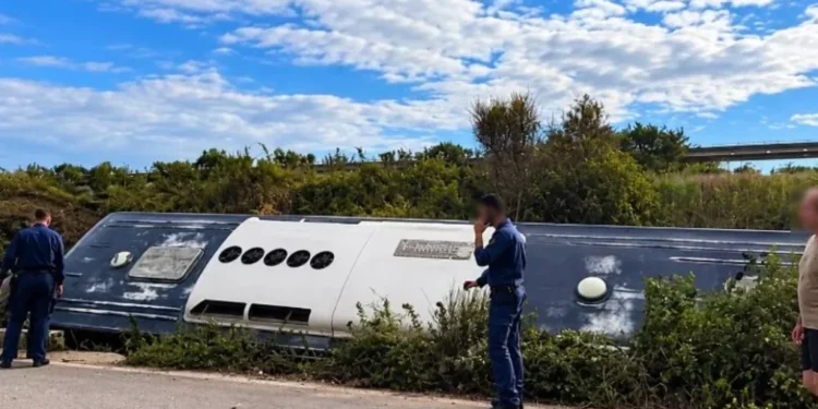 Εκτροπή λεωφορείου του Πολεμικού Ναυτικού σε παράδρομο της Ιόνιας Οδού – 13 τραυματίες (ΦΩΤΟ)