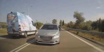 Αγρίνιο: Ασυνείδητος οδηγός κάνει επικίνδυνη προσπέραση – Βίντεο που σοκάρει