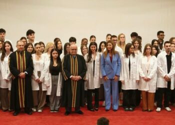 Πανεπιστήμιο Πατρών: Πρεμιέρα για το αγγλόφωνο τμήμα Ιατρικής παρουσία Ζαχαράκη – Ένταση μεταξύ φοιτητών και αστυνομικών δυνάμεων
