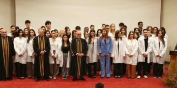 Πανεπιστήμιο Πατρών: Πρεμιέρα για το αγγλόφωνο τμήμα Ιατρικής παρουσία Ζαχαράκη – Ένταση μεταξύ φοιτητών και αστυνομικών δυνάμεων