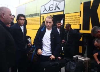 Με τον Βάργκα αναχώρησε η αποστολή της ΑΕΚ για το Λονδίνο