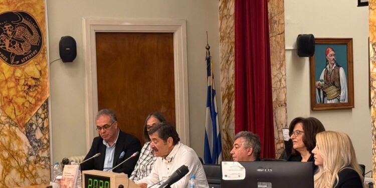 Αγρίνιο: Ασφυκτικά γεμάτη η αίθουσα στην παρουσίαση του βιβλίου του Αθανάσιου Σαρδέλη «Τα δύσκολα… που έγιναν σταθμοί»